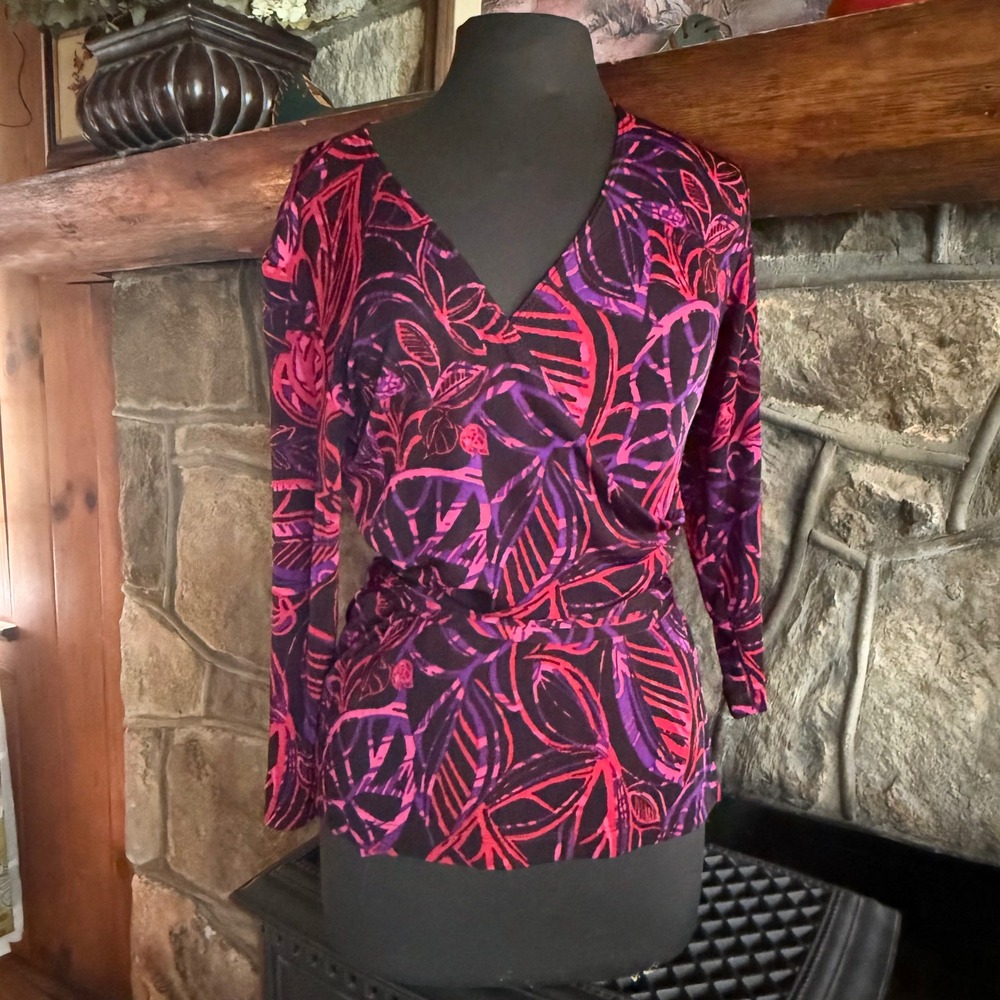 Chico's Travelers Wrap Top Size 1 M Magenta on Black Abstract Leaf Print